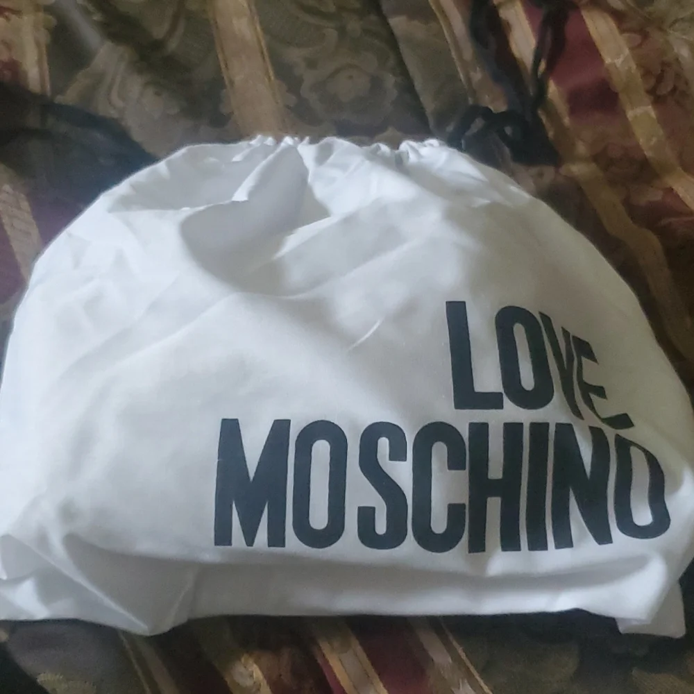 Moschino Host pick 2026 Large makeup or clutch new gorgeous 😍 I use as bag 🎒